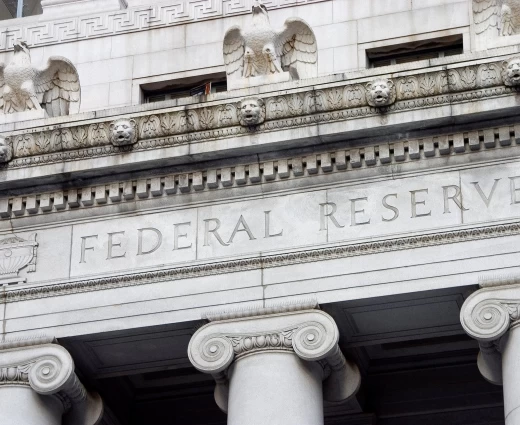 Fed: Τα στοιχεία για τις προσλήψεις γέρνουν τη ζυγαριά στον πληθωρισμό